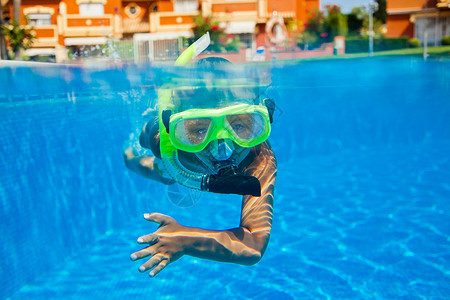 水下男孩娱乐男生风镜蓝色反射幸福游泳潜水员潜水游泳池积极的高清图片素材