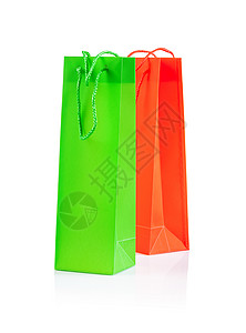 白纸上隔离的绿纸袋和黄纸袋背景图片