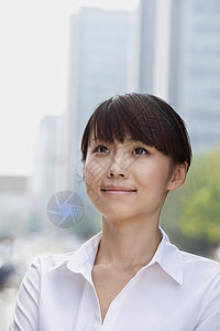 年轻女商务人士微笑的肖像 北京女性衬衫公司头肩头发人士幸福纽扣城市业务背景图片