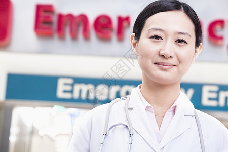 外出医院时微笑的女医生肖像 背景中有急救室标志AC 54970摄影女性灾难专业前景情况快乐水平权威实验背景图片