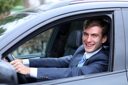 车上的年轻有吸引力男青年男子白色男性窗户商务套装汽车驾驶微笑旅行司机城市高清图片素材