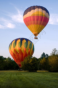 两个热空气气球起飞或着陆背景图片