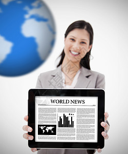 新闻地球拥有数字平板显示世界新闻的女商务人士背景
