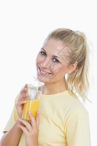 开心的女士拿着一杯橙汁背景