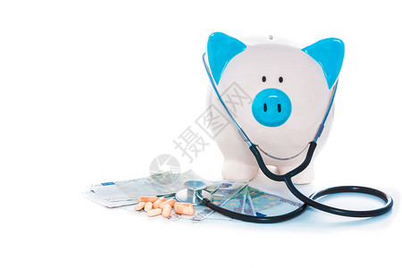 手绘账单猪银行坐在一堆美元上 拿着听诊器和药丸背景