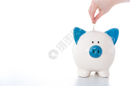 手绘小猪手把硬币放入蓝白小猪银行美术陶瓷经济推杆配售现金金融手绘蓝色储蓄背景