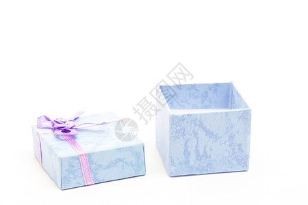 带紫色丝带的开放蓝色礼品盒背景图片