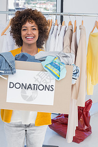 青年志愿者衣物捐赠箱(青年志愿人员用衣服献身箱)高清图片