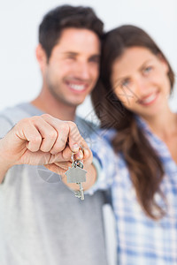 男人和妻子用家庭钥匙锁着钥匙美丽的高清图片素材