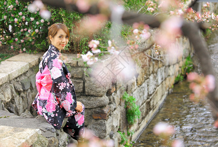 自信樱花女孩年轻女人穿着日本和服 有樱花花背景