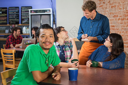 美洲原住民绿色咖啡厅的微笑者背景