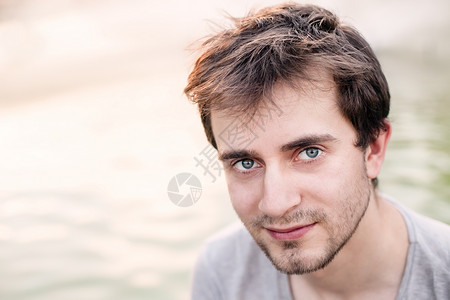 年轻人的肖像白色眼睛胡须微笑胡子男性男人头发迷人高清图片素材
