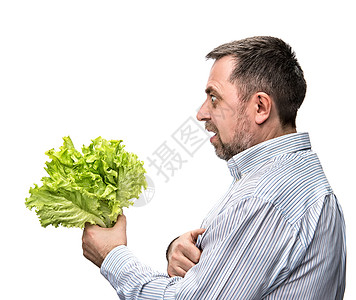 男人将生菜放在白色的孤立体上男性植物蔬菜沙拉快乐幸福享受小吃饮食食物自然的高清图片素材