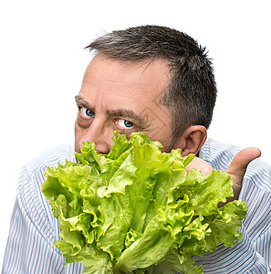 男人将生菜放在白色的孤立体上小吃男性幸福饮食营养叶子沙拉生活享受食物吸引人的高清图片素材
