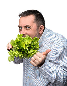 男人将生菜放在白色的孤立体上叶子营养饮食享受快乐小吃食物幸福美食维生素白种人高清图片素材