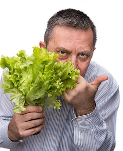 男人将生菜放在白色的孤立体上生活营养享受男性食物快乐沙拉幸福植物小吃自然的高清图片素材