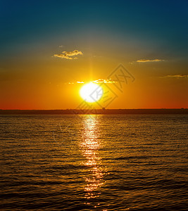 黑暗的河边日落地平线旅行天空橙子蓝色海浪天气太阳晴天海岸看法高清图片素材