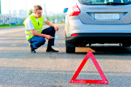 汽车上路警告三角形 帮助机械工上路背景