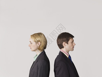 两个商务人士的侧面观 站在灰色背景背对背的背后高清图片