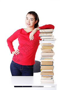 迷人的年轻女人 有一堆书学生家庭作业快乐学校学习微笑女性大学教育知识年轻的高清图片素材