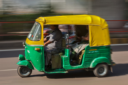 印度印度汽车在街上 印度德里陆运马路城市自驾车小路车辆乘客街景柏油摩托车背景图片