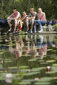 荷花中少女在湖边坐着背背包的少女男女儿童全长肖像背景