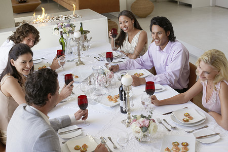 在晚宴聚会上坐在一起的朋友们 饮酒和社交活动高观高清图片