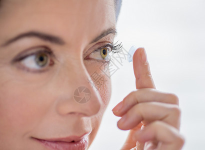 五十真实乐谱在40多岁的妇女中插入隐形眼镜中年护理选择性活力身体头发棕色成人眼镜皱纹背景