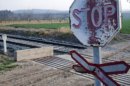 西班牙 无障碍地跨越水平的旧迹象乡村使用者咨询铁路指示牌危险防撞路标标志道路背景图片