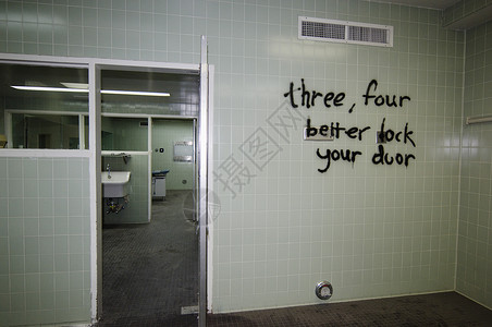 医院内空浴室墙壁上的涂鸦背景图片