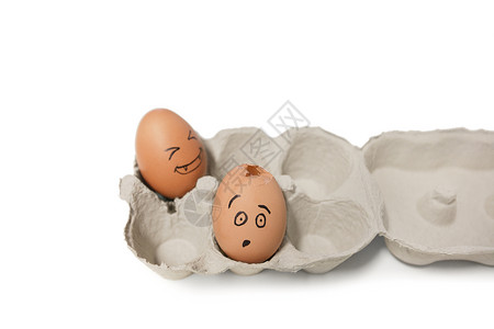 拟人化脸棕蛋盒加一个破碎的鸡蛋背景