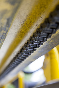 Conveyor 光带黄色机器黑与白引擎对象金属重工业设备生产线物体背景图片
