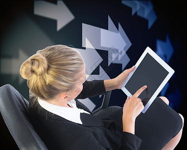 商业女商务人士坐在带平板板板的摇摆椅上的综合图像紫色数字化旋转滚动触摸屏商务职业药片气氛电脑背景图片