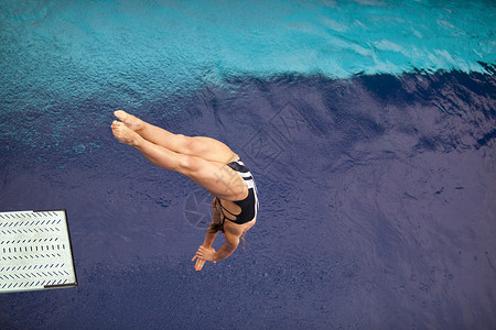 高潜水员飞跃潜水太阳女性生活喜悦晴天女孩游泳者水池活力高清图片素材