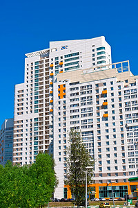 现代公寓楼住房天空窗户办公室城市住宅玻璃财产蓝色阳台外部的高清图片素材
