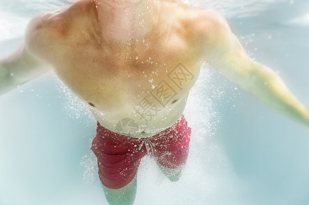男性游泳池潜水温泉飞溅运动行动游泳衣乐趣活力身体游泳者活动运动员高清图片素材