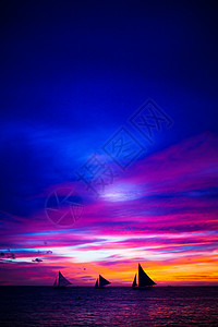 有梦就去追令人难以置信的美丽日落 波拉凯岛有帆船登上地平线海景蓝色游客海洋反射自由游艇阳光海浪活动背景
