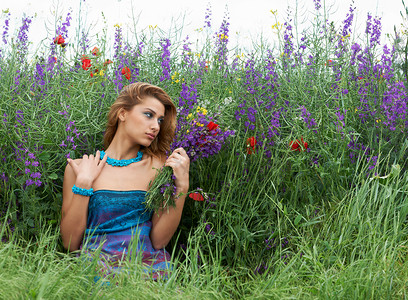 在春春草原的漂亮女孩微笑花朵绿色美丽场地背景图片