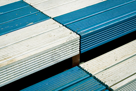 木制步骤脚步优胜者木材蓝色竞赛平台楼梯进步木头白色背景图片
