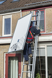 工人梯子男人用太阳能电池板攀登梯子环境安全帽教育住宅安全蓝色控制板力量腰带活力背景