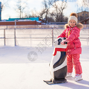 玩滑冰小快乐的女孩 学习滑冰在水晶上溜冰者数字小姑娘女孩喜悦运动童年女性微笑手套背景