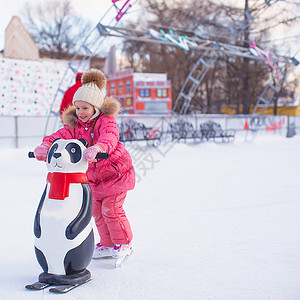 玩雪的小姑娘可爱的小女孩在冰场滑冰女性幸福小姑娘冰鞋女孩数字溜冰场童年手套套装背景