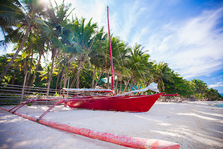 菲律宾长滩岛白色沙滩上的菲律宾红船天堂海滩旅行旅游风景热带异国海岸蓝色假期背景图片