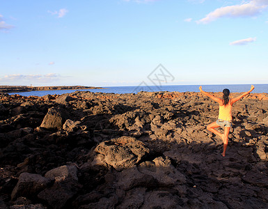 捣练图在日出海边练瑜伽的妇女背景