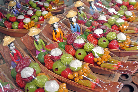 多彩漂浮水果在泰国浮动市场上的纪念品贸易旅行热带女士游客异国运河香蕉传统工人背景