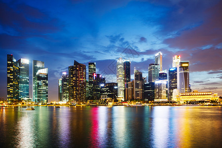 新加坡之夜商业天际反射景观地标摩天大楼金融码头城市建筑背景图片