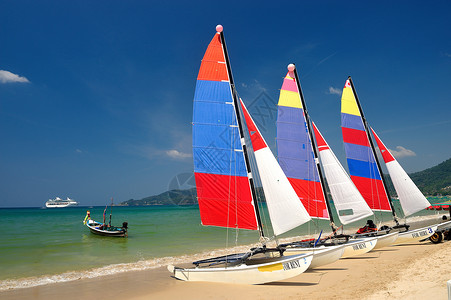 船帆在巴东海滩 布吉和泰国日出旅游天气天空游艇小路海岸海洋橙子地平线背景图片