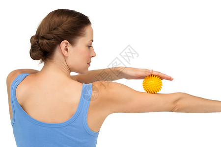 带刺玩具球看见一个年轻女性手臂上握着压力球的后视镜背景