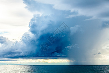 海平线上的雨云海岸海浪风暴蓝色多云云景天空天气风景海洋风雨如磐高清图片素材