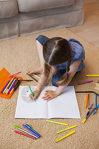 彩色地毯一个小女孩在客厅里 画满了整个小女儿房子创造力童年头发铅笔彩色棕色女性艺术品爱好背景